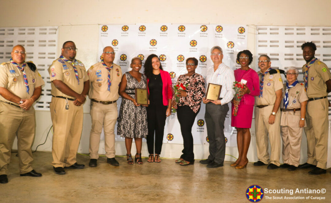 ENTREGA ROSA DI SAN JORGE 2021 NA E TIM DI “FRONTLINERS” I “VOEDSELBANK CURACAO” DEN KUADRO DI 91 ANIVERSARIO SCOUTING NA KORSOU